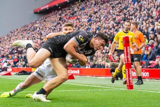 Tommy Makinson denies a Kiwi attacker (SWPix)