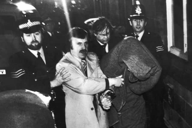 His head covered with a blanket, Peter Sutcliffe, aka 'The Yorkshire Ripper', is escorted into Dewsbury Magistrates Court to be charged with murder, 6th January 1981. (Photo by Jack Hickes/Keystone/Hulton Archive/Getty Images)