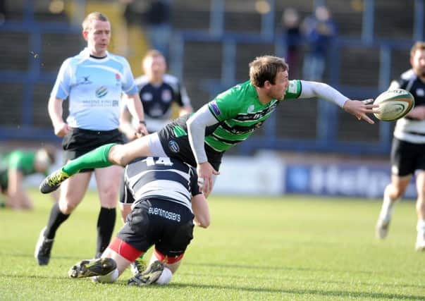 Rob Vickerman passes to David Doherty