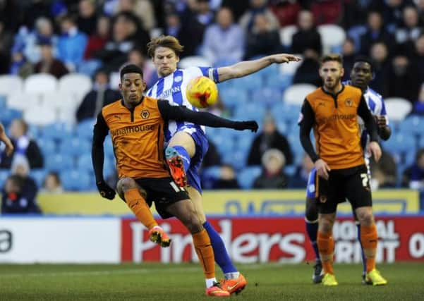 Owls' Glenn Loovens beats Rajiv Van La Parra.