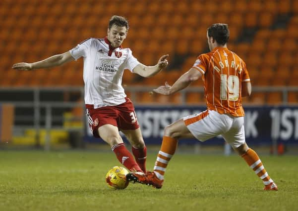 Dean Hammond of Sheffield Utd skips past David Norris of Blackpool. (Picture: Simon Bellis/Sportmage
)