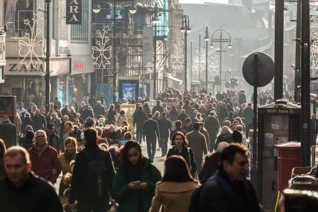 Christmas shoppers in Leeds.  Byline Darryl Calvert