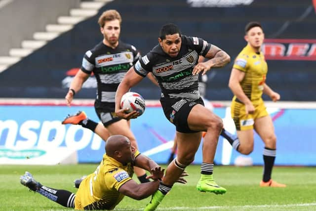 Albert Kelly evades a tackle from Rob Lui to score Hull's second try.  Picture Bruce Rollinson